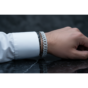 Pulsera de eslabones cubanos de plata de ley con diamantes pavé de corte radiante, cierre cilíndrico, cadena de eslabones tipo curb totalmente engastada, diseño llamativo. - Product Image 3