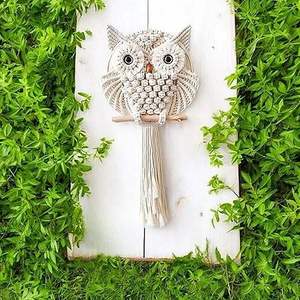 Fait à la main en macramé hibou tenture murale corde de coton Boho décor sur perchoir en bois pour la maison - Product Image 1