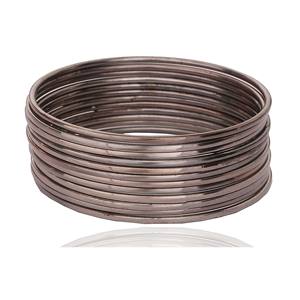 Última colección de diseñador exclusivo Brazaletes de metal plateado ligero Trendy Matt Gold Diamond Pearl Stone Disponible Todos los tamaños - Product Image 4