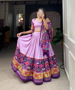 Ensemble Lehenga Choli vert classique, évoquant la fraîcheur de la nature et l'élégance intemporelle de la tenue traditionnelle - Product Image 4