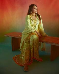 Traje Sharara Tradicional de Georgette Sintética con Bordado Pesado de Lentejuelas y Dupatta Cosido, Prenda de Diseñador para Bodas, Fiestas y Ocasiones Festivas - Product Image 5