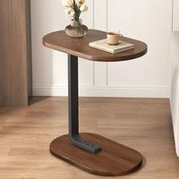 Table ronde en bois avec des motifs sculptés utilisés comme élément de décoration artistique ou table de prière dans les maisons indiennes