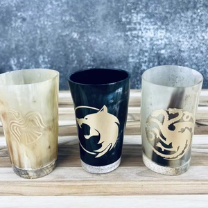 Cuerno de beber vikingo personalizado Correa de cuero hecha a mano Diseño pulido ecológico ARTESANÍA GALORE para fiestas Regalos Coleccionables - Product Image 1