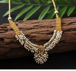 Conjunto de collar choker polki tradicional antiguo, elaborado con alto brillo dorado, que ofrece una elegante joyería nupcial de diseño. - Product Image 4