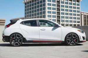 SUV Usado 2022, Automático, R18, Cuero, Tracción en las Cuatro Ruedas, Opciones de Gasolina/Petrolio, Techo Solar Panorámico Izquierdo - Product Image 3