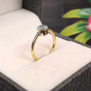 Anillo de Plata de Ley 92.5 Hecho a Mano con Calcedonia Aqua, Gema de Corte Ovalado de 5mm Aprox., Baño de Rodio, 2g, Moda Fina - Product Image 4