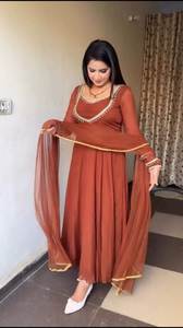 Nouvelle robe de créateur ornée d'un travail manuel complexe utilisant des perles et des perles Manches complètes Flair complet pour les occasions de fête - Product Image 5