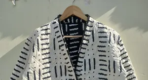 Veste d'hiver réversible en coton matelassé imprimé bloc pour femme Vêtements d'extérieur décontractés en indigo avec techniques lavées Tissu tissé court - Product Image 3