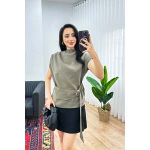 Blusa Elegante Color Caqui para Mujer, Marca LUSTRIN, con Detalle de Hebilla Dorada - Blusa Cómoda de Mezcla de Viscosa y Nailon para Primavera/Verano - Product Image 1