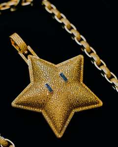 Colgante de Moissanita Bicolor con Incrustaciones de Micro Pavé en Plata de Ley, Joyería Hip-Hop con Dijes - Product Image 1