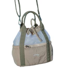 Sac à bandoulière moderne et minimaliste avec un matériau froissé de qualité supérieure et une fermeture à cordon avec sangle réglable - Product Image 1