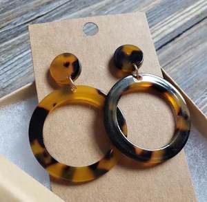 Boucles d'oreilles en résine faites à la main Bijoux de déclaration à la mode colorés légers pour les femmes Occasions décontractées et formelles - Product Image 4