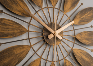 Horloge murale moderne en métal doré la plus vendue Horloge suspendue élégante pour la décoration de la maison avec un attrait esthétique de luxe disponible au meilleur prix - Product Image 3