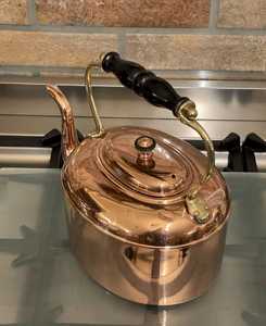 Élégante bouilloire à thé en cuivre avec manche en bois, parfaite pour la décoration de la cuisine de l'hôtel et l'expérience de brassage élégante - Product Image 5