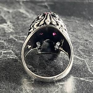 Anillo Gótico de Calavera Hecho a Mano para Hombre, Estilo Punk Bohemio Motero, Diseño Oxidado con Incrustaciones, Regalo Especial para Motociclistas y Amantes de la Guitarra - Product Image 6