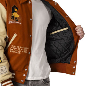 Chaqueta Varsity Unisex con Estampado Gráfico, Cuerpo de Lana, Mangas de Cuero, Cuello Redondo, Tema Safari, Bordado 'Wildest Dreams', Parches Frontales - Product Image 6