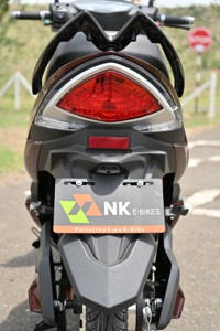 สกู๊ตเตอร์ไฟฟ้าสองล้อแบบมืออาชีพ900วัตต์ระบบไฮดรอลิกเบรกพร้อมระบบดูดซับแรงกระแทกระยะ35กม./ชม. ถึง45กม. สำหรับการเดินทางทุกวัน - Product Image 5