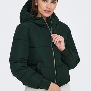 Venta al por mayor de diseño único de abeto más vendido de las mujeres último de punto Puffer acolchado burbuja chaqueta de invierno con relleno de poliéster - Product Image 1