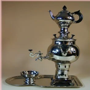 Samovar doré élaboré avec motif gravé, plateau décoratif assorti, disponible au prix de gros. - Product Image 5