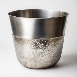 Pot martelé Silverscape avec forme à large bouche et lueur de miroir parfait pour la décoration de bureau ou l'entrée Premium Touches florales - Product Image 6