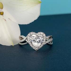 Bague de fiançailles en platine personnalisée avec halo en forme de cœur et trois bandes torsadées - Product Image 4