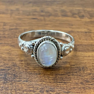 แหวนมูนสโตนชุบทองทันสมัย น้ำหนัก 3.4 กรัม ประดับเพชรทรง Asscher ด้วยการฝังแบบ Bezel ของขวัญเครื่องประดับสุดเก๋ - Product Image 1