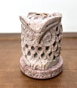 Adorable soporte de incienso de búho de esteatita rosada con detalles de plumas perforadas. Disponible a precios mayoristas - Product Image 1