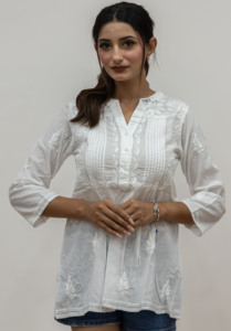 Elegante vestido túnica de verano con bordado blanco Lakhnavi en viscosa para mujeres con vestido túnica Midi de manga corta con cuello en V a la moda - Product Image 2