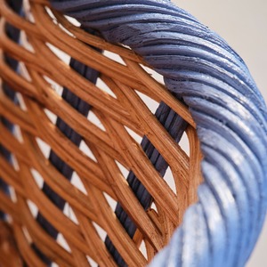 Cesta de Almacenamiento de Ratán Natural Ecológica Hecha a Mano con Ribete Azul, Diseño Moderno Multifuncional, Marca Artex Green Earth, Hecho en Vietnam - Product Image 4