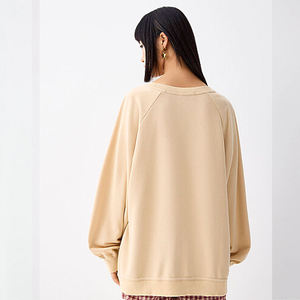 Sweat à capuche oversize vintage pour femme avec logo frontal – Polaire confortable anti-boulochage avec détails zippés et épaules tombantes pour le loungewear - Product Image 3