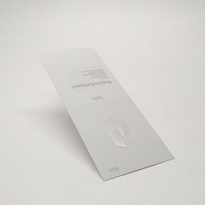 Étiquette de taille personnalisée avec impression offset à effet surélevé brillant avec logo UV en relief en relief avec contenu de taille pour les vêtements de marque de vêtement - Product Image 4