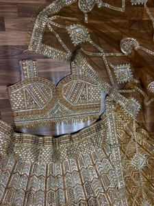 Lehenga Choli de seda Malai de alta calidad, diseño de diseñador, color brillante especial para fiestas nocturnas, moderno, para novias y damas de honor. - Product Image 5