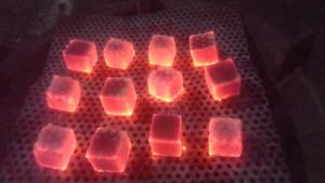 Idéal pour la fabrication de briquettes, ces cubes, issus de charbon de bois de coque de noix de coco indonésienne, se prêtent bien à diverses productions. - Product Image 3