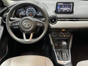 YAR-IS SEDAN LE d'occasion, conduite à gauche, transmission intégrale, pneus R15, intérieur clair, sièges en cuir - Product Image 3