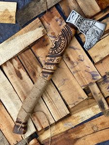 Thewizcrafts Hache Viking en acier à haute teneur en carbone Hachette en bois faite à la main de qualité industrielle avec gaine en cuir prête à l'emploi - Product Image 1