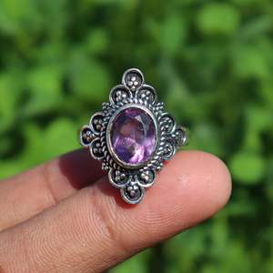 Bague de déclaration pour femme en argent Sterling 925 Nouveau Design Améthyste Naturelle Pierre précieuse Coupe ovale pour fête ou mariage Porter en gros - Product Image 1