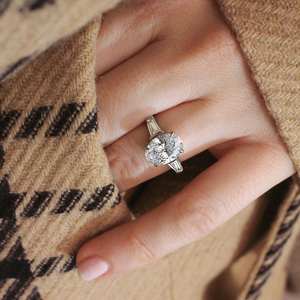 Anillo de compromiso de moissanita de corte ovalado de 12x8mm | Piedras laterales de baguette cónicas | Joyería fina de Boda nupcial de oro y plata OEM - Product Image 3