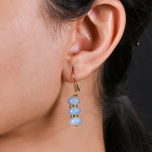 Boucles d'oreilles pendantes en aigue-marine bleue Design plaqué or fait à la main avec perles entretoises, bijoux élégants en pierres précieuses bleu clair pour femmes - Product Image 1