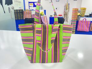 Bolsas de playa y cosméticos recicladas con telar manual de moda respetuosas con el medio ambiente personalizadas estuches de compras a rayas tejidos de plástico con cremallera reutilizables - Product Image 3