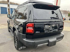 สภาพดีเยี่ยม รถยนต์มือสอง โตโยต้า แอล แอนด์ ครุยเซอร์ รุ่นปี 2024 ฉบับ First Edition - Product Image 3