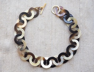 Collar de Lujo Hecho a Mano con Cuerno de Búfalo, Joyería Natural y Sostenible para Mujer, Alta Calidad - Product Image 2