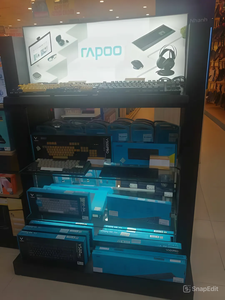 Support d'affichage en bois et en verre ADONG A40 pour accessoires d'ordinateur portable | Luminaire de vente au détail personnalisé | OEM/ODM fabriqué au Vietnam - Product Image 2