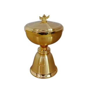 Ciboire en laiton plaqué or de grande qualité avec couvercle pour la messe d'église et la communion Vase sacré orné et poli en vente - Product Image 2