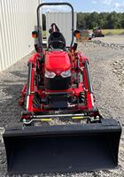TRAKTOR MASSEY FERGUSON GC1723E 22.5HP DENGAN ALAT PENGANGKUT DEPAN, BACKHOE, DAN ALAT PEMOTONG RUMPUT UNTUK DIJUAL