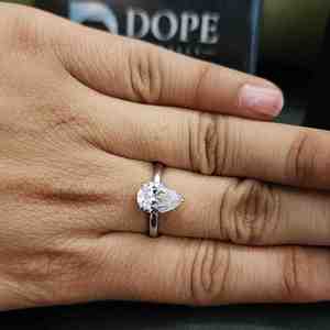 แหวนหมั้นแบบยูนิเซ็กซ์ ดีไซน์หรูหรา ทำจากสแตนเลสสตีล ชุบทอง 14KT ประดับด้วยเพชรโมอิสซาไนต์ทรงลูกแพร์ ผลิตในห้องปฏิบัติการ ฝังแบบไมโคร ได้รับการรับรองจาก IGI - Product Image 6