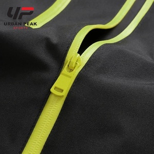 Chaqueta Cortavientos Resistente para Hombre con Costuras Reforzadas, Cierre Frontal Seguro y Características Prácticas para el Uso Diario - Product Image 3