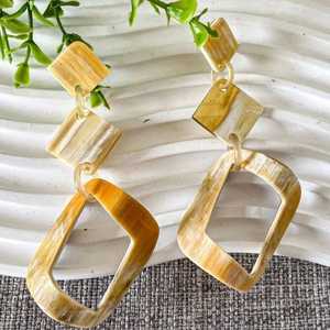 Pendientes de gota de cuerno Patrones únicos con cuerno de buey de búfalo Joyas de diamantes de perlas de latón - Product Image 1