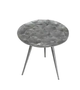 Table d'appoint ronde en métal nickel noir décoré avec aluminium sculpté à la main pour meubles de table basse de salon ou de mariage - Product Image 1