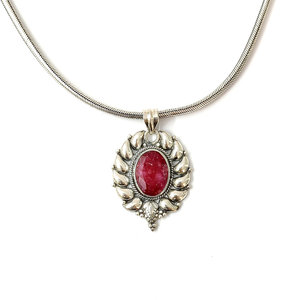 Pendentif rubis de 4,5 grammes avec serti clos et incrustation à motif floral - Product Image 1