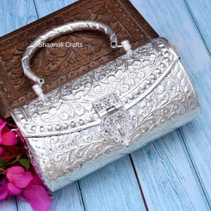 Nouvel arrivage de pochette indienne en métal en laiton argenté faite à la main avec poignée pour les dîners de mariage embrayages en argent - Product Image 1